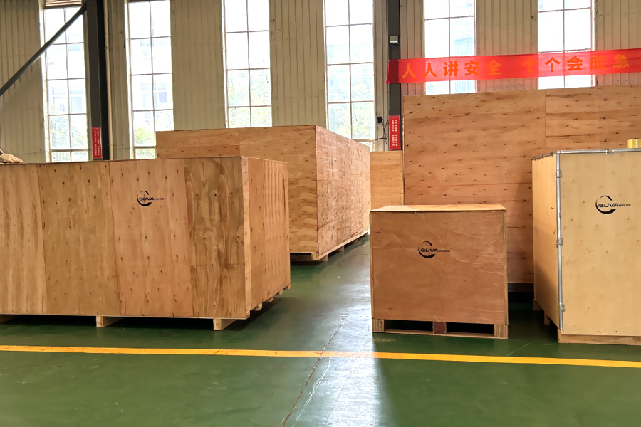 The laser cutting machine has been packaged and is ready to be loaded onto the truck for shipment.